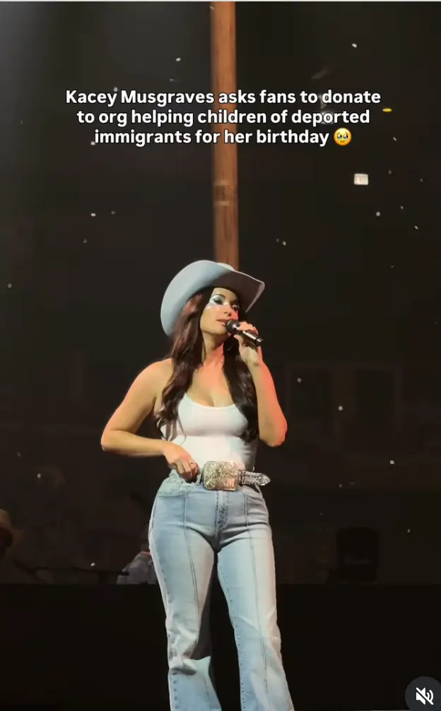 Sanger i cowboyhatt på scenen med tekst: