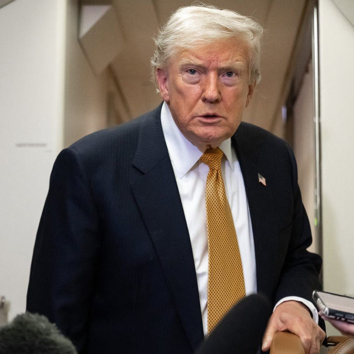 Donald Trump snakker med journalister med mikrofon og mobiltelefon
