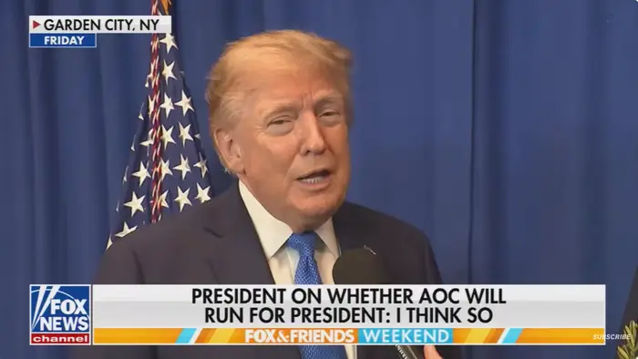 Mann snakker på et Fox News-arrangement i Garden City, NY. Teksten nevner diskusjoner om en politisk figurs potensielle presidentvalg