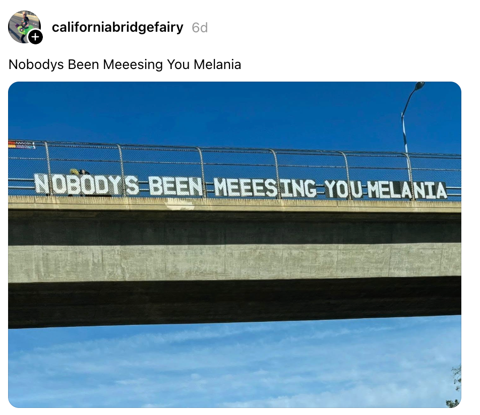 Stor tekst på en bro lyder «Nobodys Been Meeesing You Melania»," uten ekstra kontekst gitt