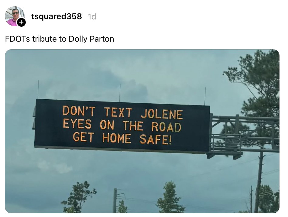 Oppslagstavlen på motorveien lyder: «IKKE SMEND JOLENE ØYNE PÅ VEIEN KOM SIKKER HJEM!" En humoristisk Dolly Parton-referanse