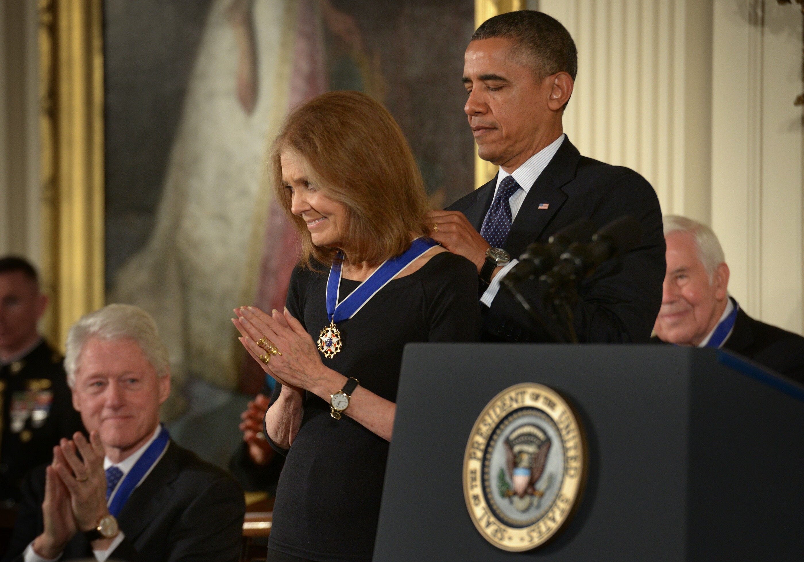 President Barack Obama tildeler Steinem Presidential Medal of Freedom 20. november 2013 i Washington, DC Nede til venstre applauderer tidligere president Bill Clinton, selv mottaker.