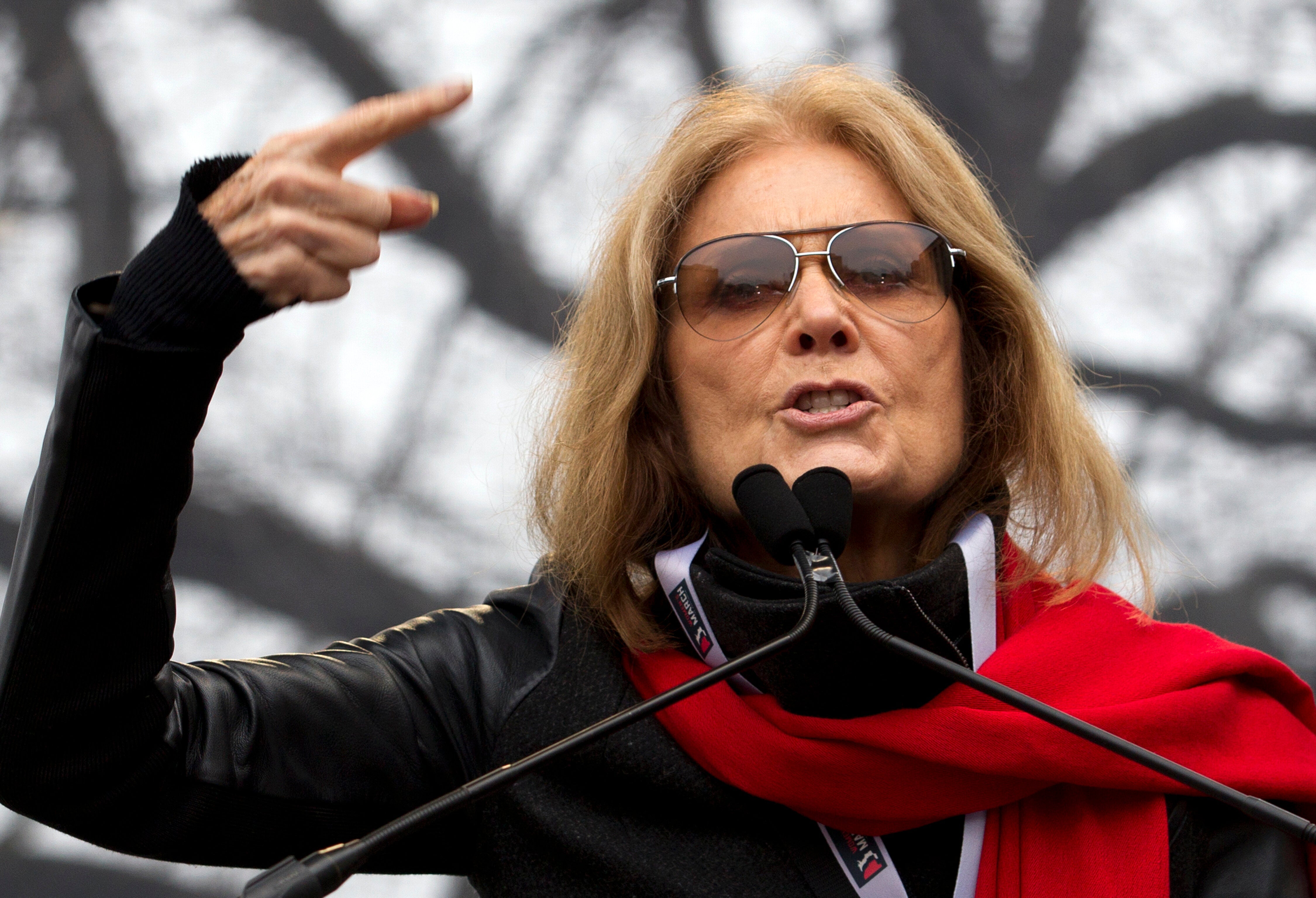 På denne lørdagen, 21. januar 2017, taler Steinem, skribent og politisk aktivist, til mengden under kvinnenes marsrally, i Washington.