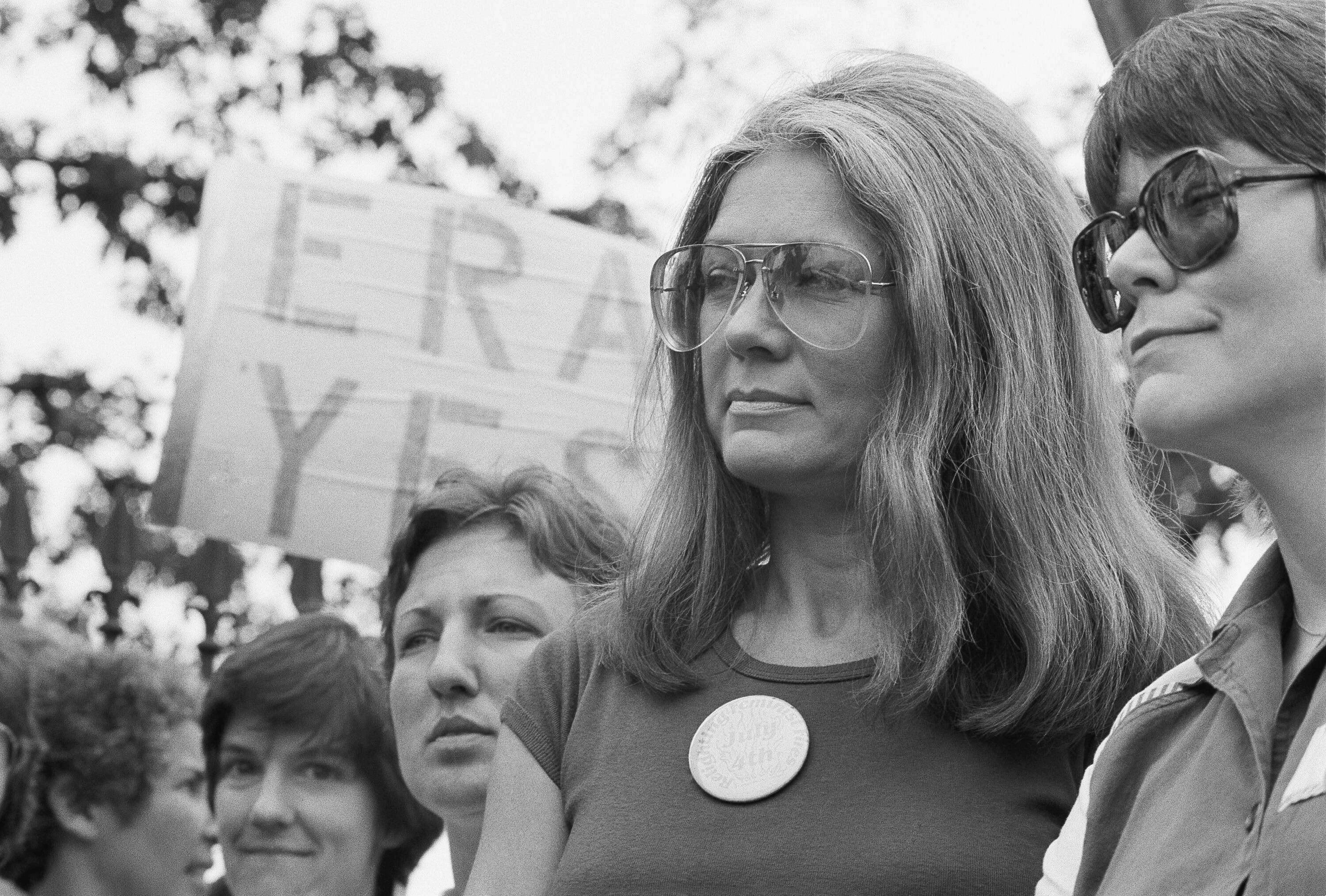 Steinem fra National Organization for Women deltar på et Equal Rights Amendment-møte utenfor Det hvite hus 4. juli 1981 i Washington.