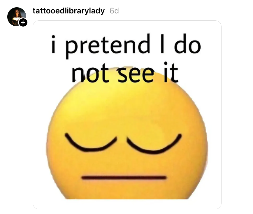 En gul emoji med lukkede øyne og munn. Teksten ovenfor lyder: