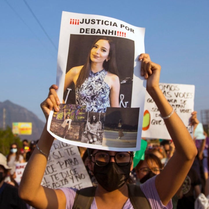 Demonstranten holder "Justicia por Debanhi"-plakaten i en folkemengde