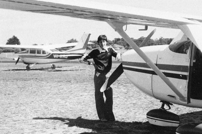 Valentich står med Cessna-flyet sitt