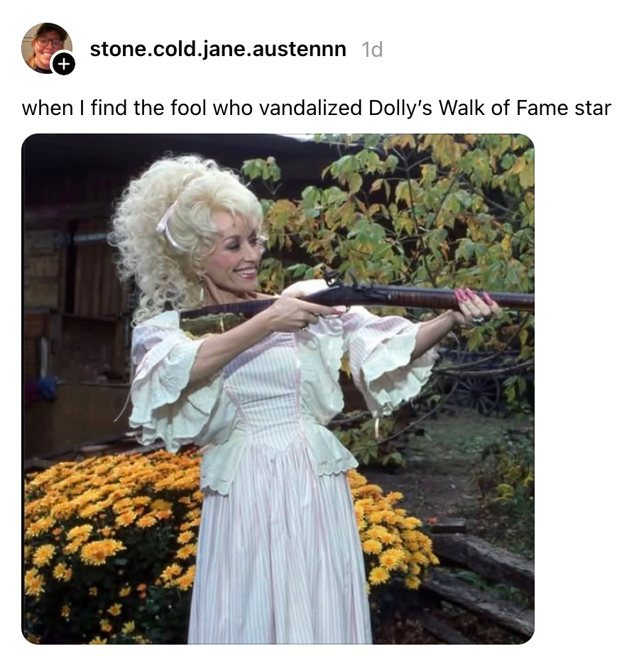 Kvinne i vintage-stil som humoristisk holder en rifle, med teksten om å finne vandal fra Dolly's Walk of Fame-stjerne