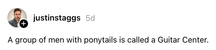 Profilbilde med kommentar: "En gruppe menn med hestehaler kalles et gitarsenter."