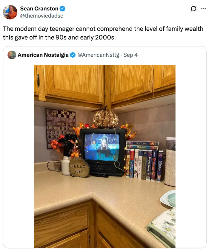 Tweet med TV-scene som viser en koselig kjøkkenbenk med høstdekor og en stabel med VHS-kassetter