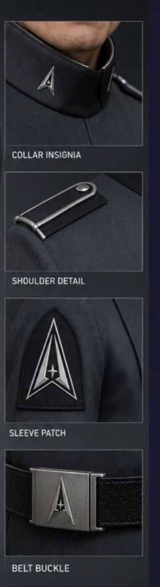 Nærbilder av en uniform med karakteristiske insignier, skulderdetaljer, ermelapp og en beltespenne, hver med et kantetemblem