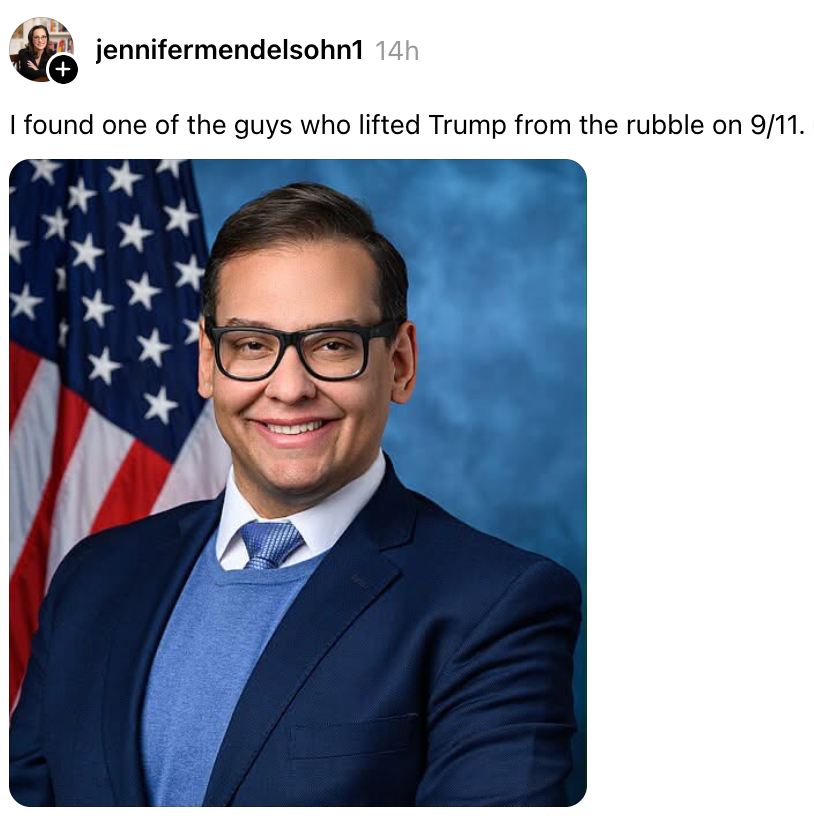 Person i dress og briller smiler; teksten ovenfor refererer humoristisk til dem som å hjelpe Trump den 9/11. USAs flagg i bakgrunnen