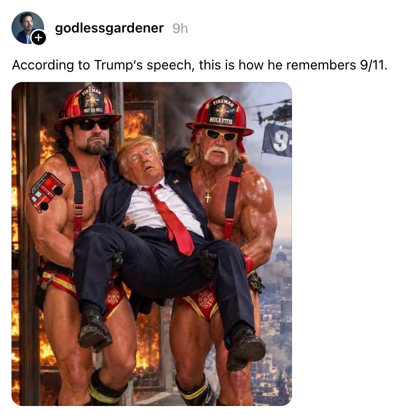 Meme som viser to muskuløse brannmannsfigurer som bærer en passende, livløs figur av Trump, med en humoristisk bildetekst om 9/11