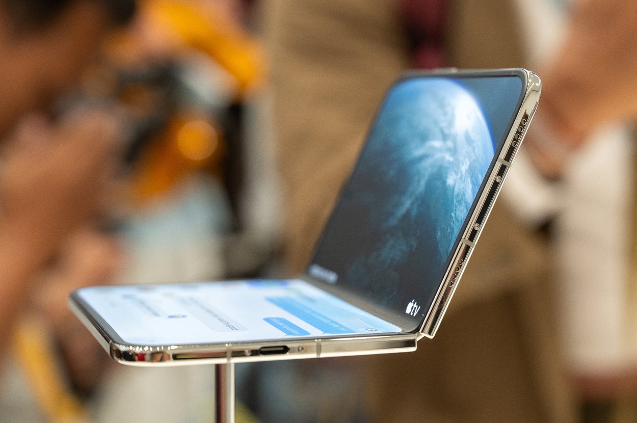Apple har endelig laget en sammenleggbar iPhone, og Internett har gått fra "Åh, kult" til "Vi er kokte"