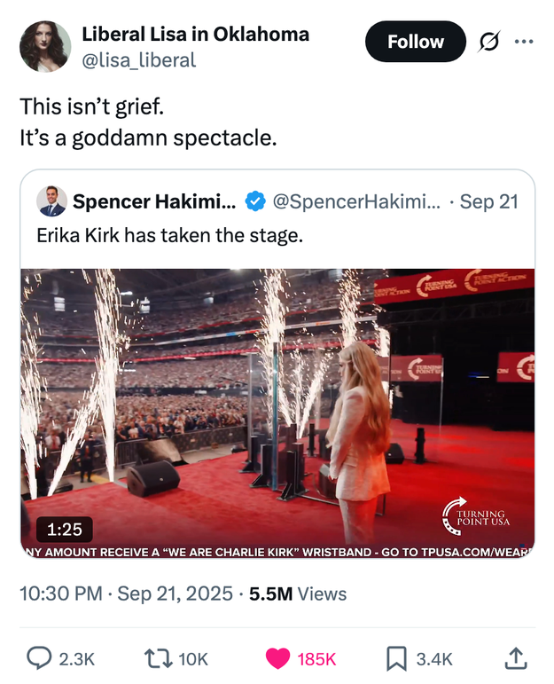 Tweet som fremhever Erika Kirk på scenen med fyrverkeri på et stort arrangement