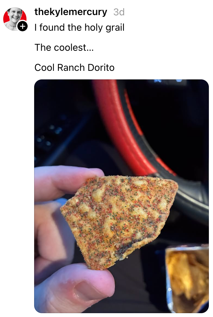 Person som holder en trekantet Cool Ranch Dorito, med tekst over som sier: