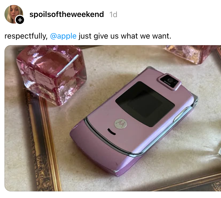 En rosa Motorola Razr-telefon på et bord med en kommentar som ber Apple om å levere ønskede funksjoner