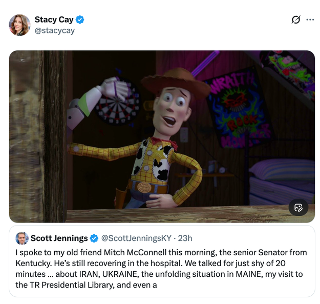 Woody, en karakter fra Toy Story, vinker fra et vindu. En tweet om en samtale med Mitch McConnell er nedenfor