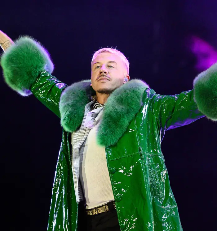 Macklemore opptrer på scenen