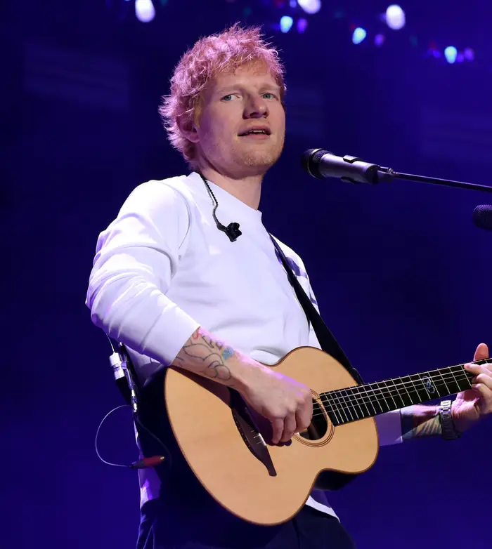 Ed Sheeran spiller gitar på scenen