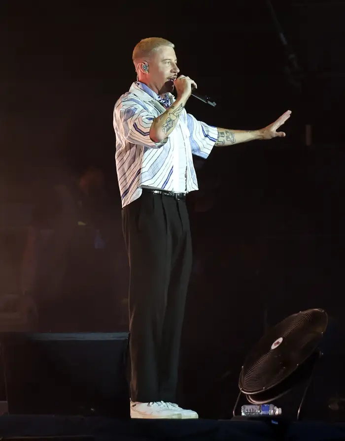 Macklemore på scenen holder en mikrofon