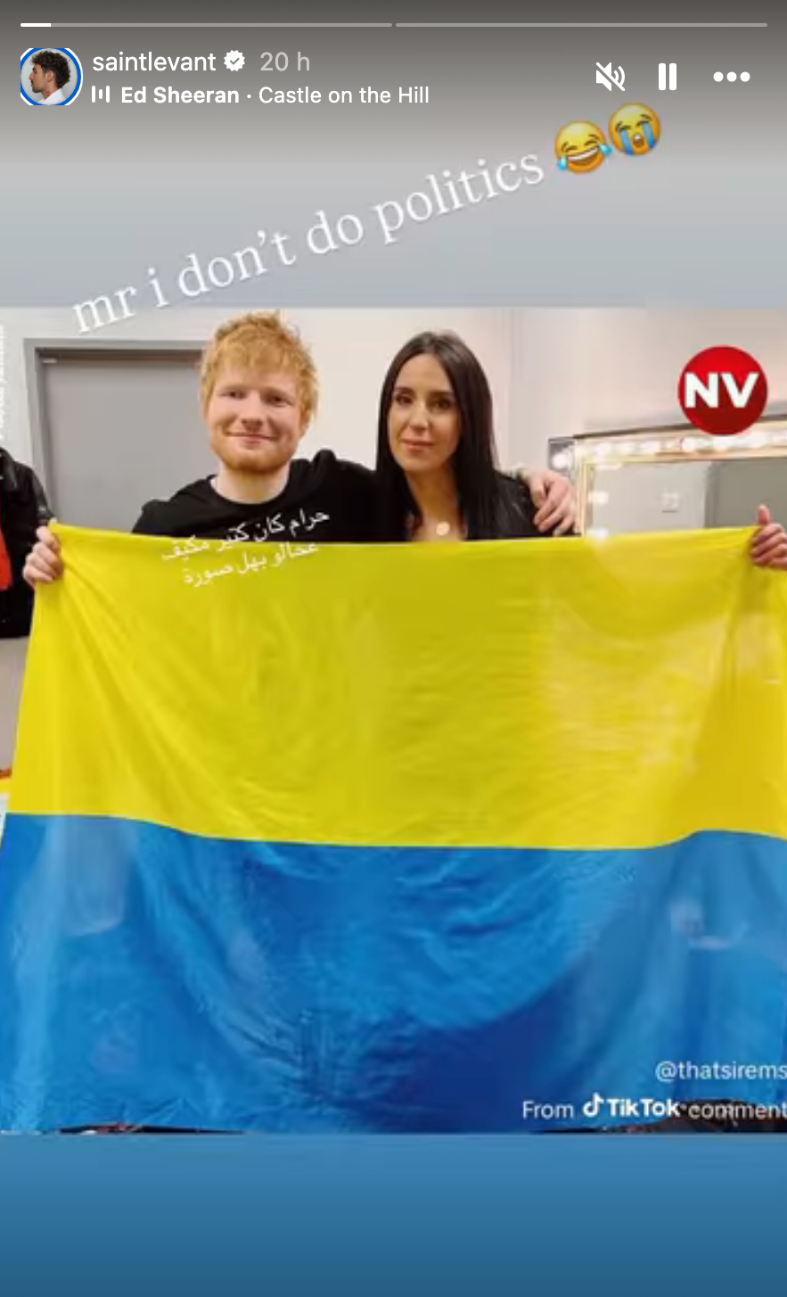 Ed og Jamala holder opp et Ukraina-flagg, med tekstL "mr i don't do politics"