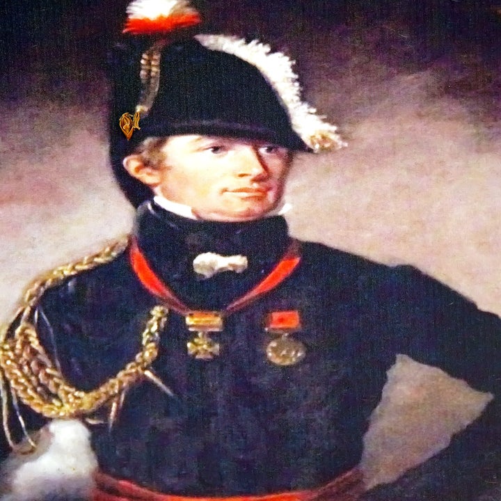 Historisk maleri av en militæroffiser i en dekorert uniform med medaljer, plumhatt og epauletter, og stirrer selvsikkert i det fjerne