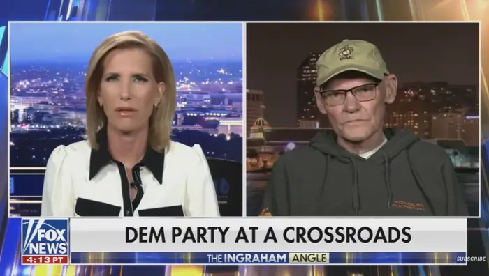 To personer på et Fox News-segment som diskuterer Det demokratiske partiets retning. Den ene har på seg en dress, den andre en caps og hettegenser