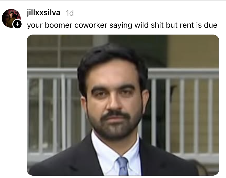 En mann i dress med et seriøst uttrykk er tekstet med en humoristisk tekst om boomer-kollegakommentarer