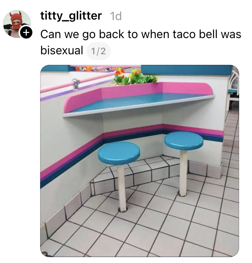 Retro Taco Bell-sete med rosa og blå dekor. Teksten ovenfor spør om å gå tilbake til eldre Taco Bell-innredningsstil