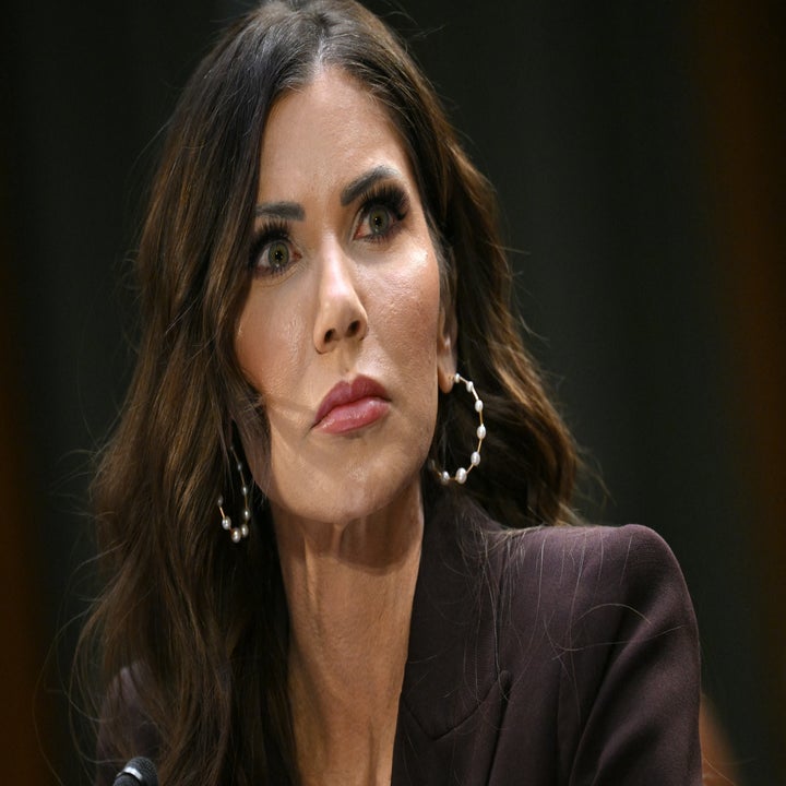 Kristi Noem i blazer og øredobber, mye sminke