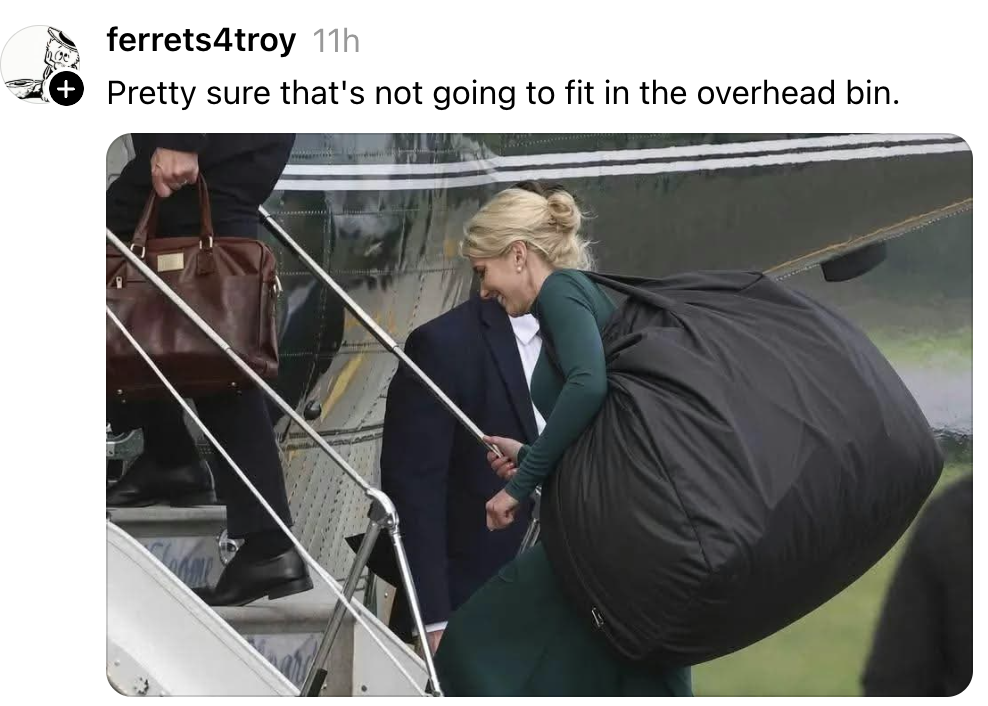 Person som går ombord på et fly med en overdimensjonert bag med teksten