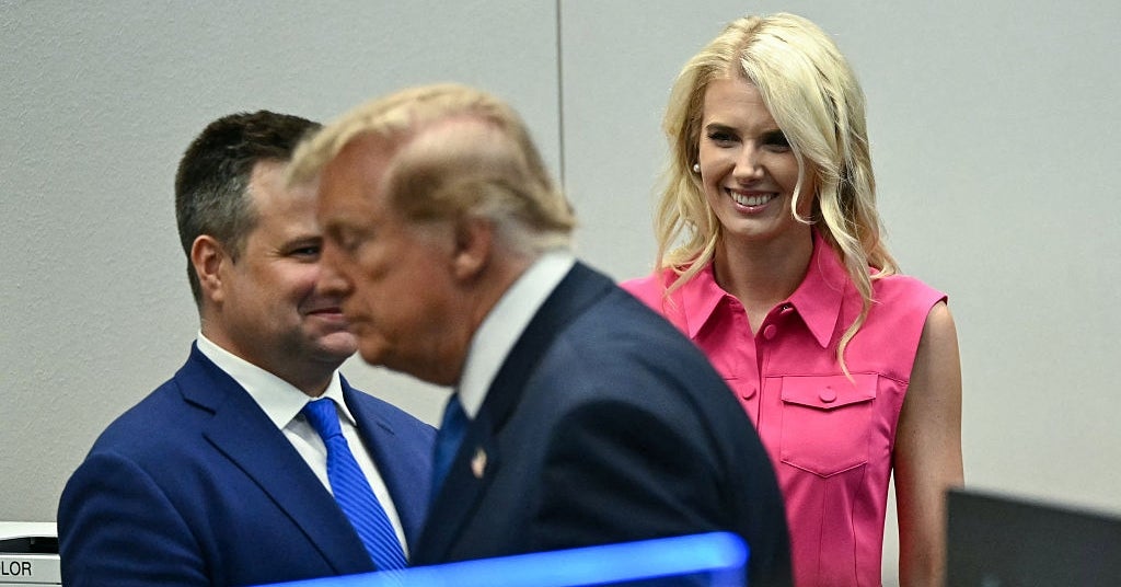 Noen gjorde Trump-hjelperen Natalie Harps bag komisk stor, og nå har den blitt et meme
