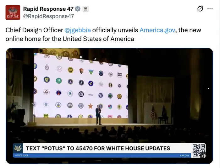En høyttaler på scenen presenterer America.gov, med ulike offisielle logoer vist på en stor skjerm bak seg. Tekst tilbyr oppdateringer fra Det hvite hus via tekst