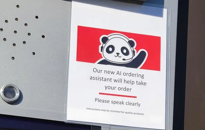 Logg på en drive-thru med en illustrasjon av en panda som har på seg et hodesett og tekst som lyder