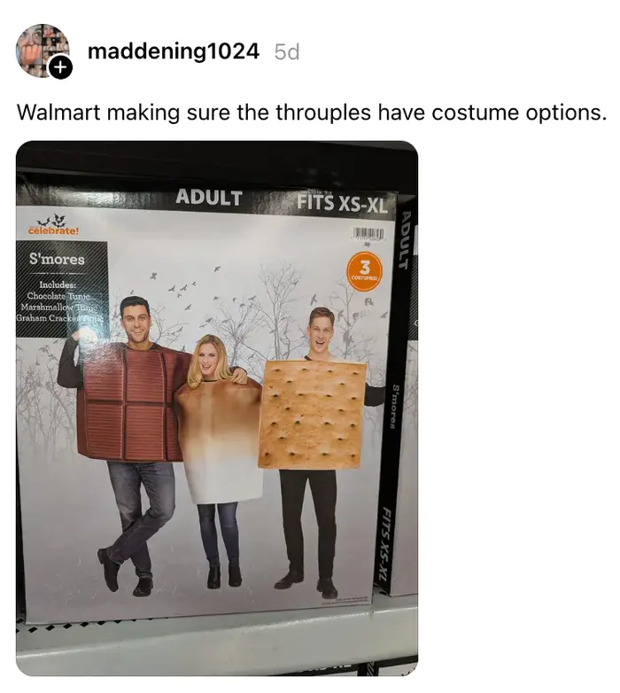 Tre voksne i kostymer med S'mores-tema: en sjokoladeblokk, marshmallow og graham cracker. Bildetekst nevner på humoristisk vis thruples