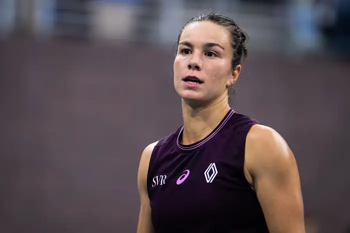 Person i atletisk antrekk på en idrettsplass, ser fokusert ut