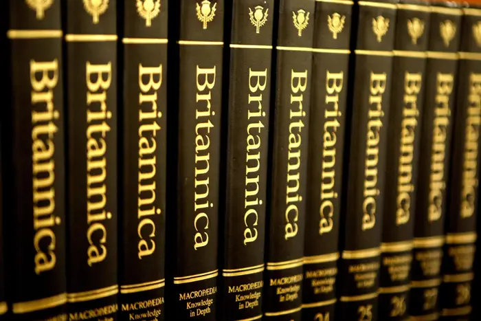 Row of Encyclopedia Britannica-bind på en hylle, hvor ryggradene viser tittelen fremtredende