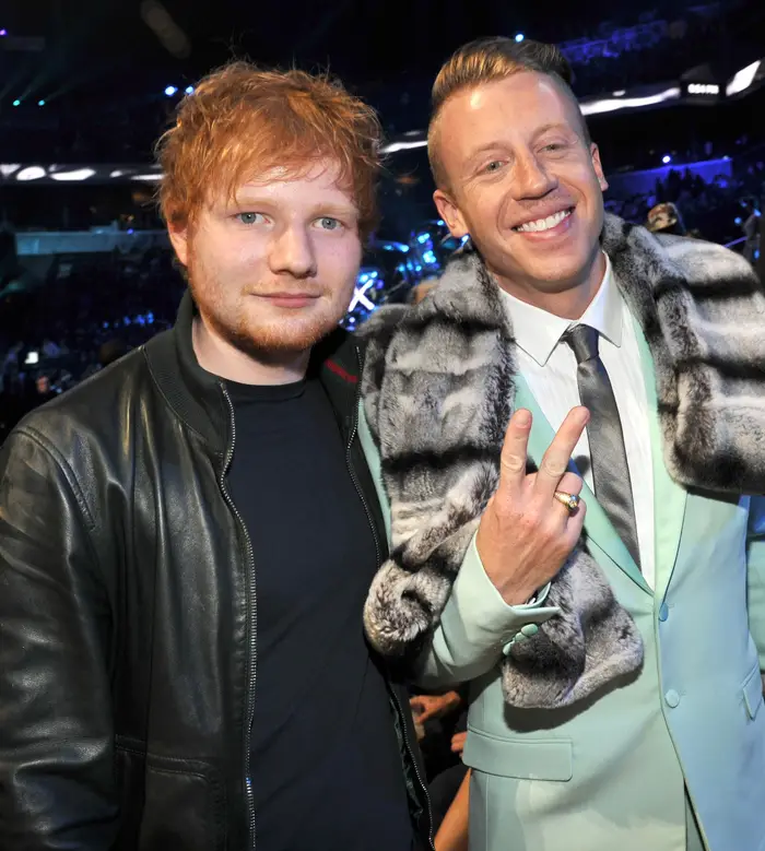 Ed Sheeran og Macklemore på et arrangement