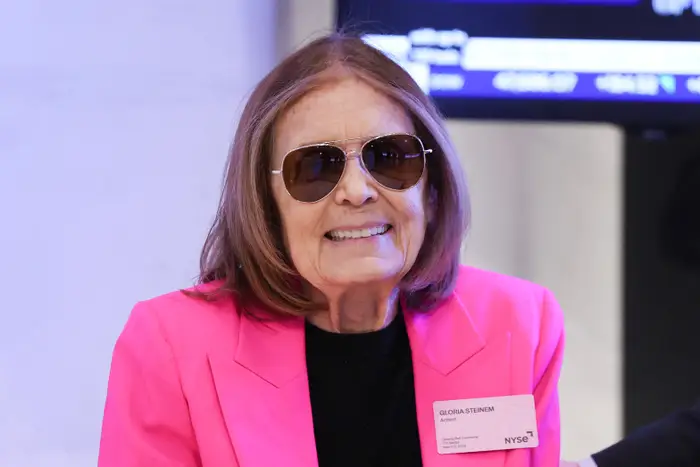Gloria Steinem ser på før hun ringer den avsluttende klokken på gulvet på New York Stock Exchange under den internasjonale kvinnedagen i New York 9. mars 2026.