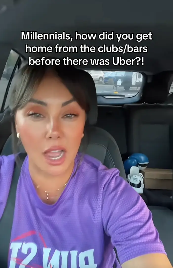 Person i en bil som spør hvordan Millennials kom hjem fra barer før Uber, tekstoverleggsspørsmål tidligere transportmetoder