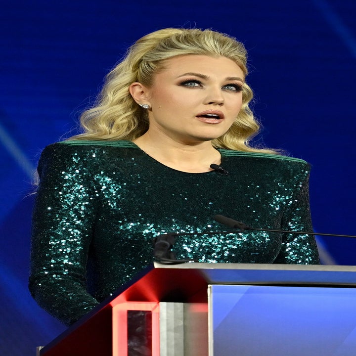 Person i en glitrende kjole taler på et podium merket "Fox Nation Patriot Awards 2023"-scenen