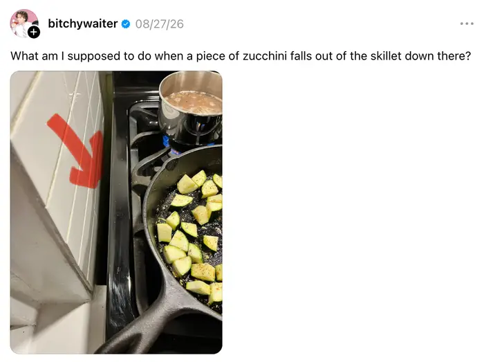 Zucchinibiter i stekepanne på komfyren; rød pil som peker til gapet ved siden av komfyren. Spørsmål om en falt squashbit