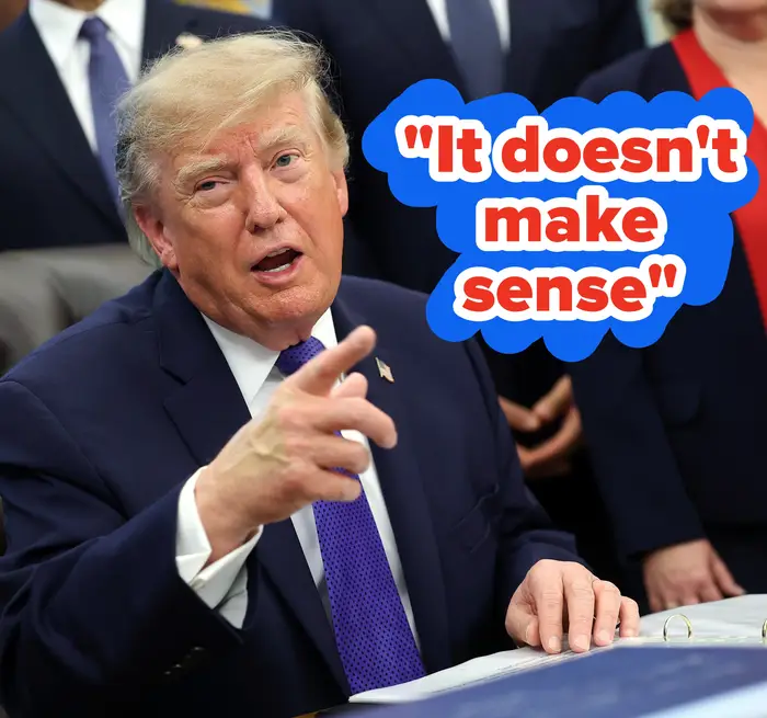 Donald Trump i dress snakker mens han sitter ved et skrivebord og gestikulerer med én hånd. Andre står i bakgrunnen