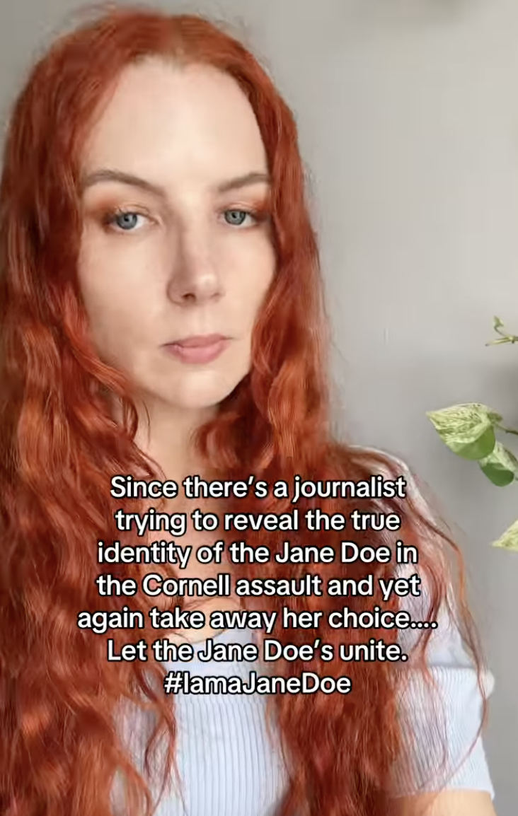Person med langt hår, iført en lett genser, tar til orde for privatliv med teksten: