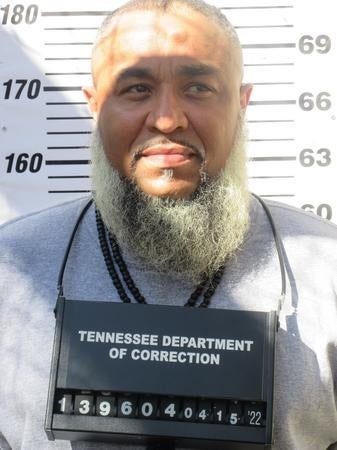 Mann foran høydekartet med Tennessee Department of Correction-skilt