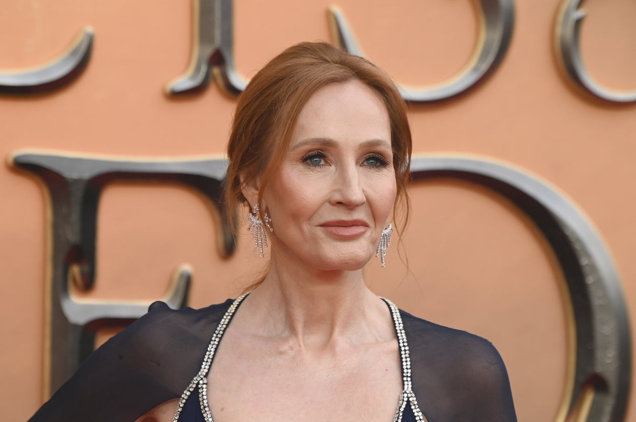 JK Rowling sier at synspunktene hennes ikke har endret seg til tross for "Et skred av trusler" som hun kaller "transaktivisme" "elitistisk"