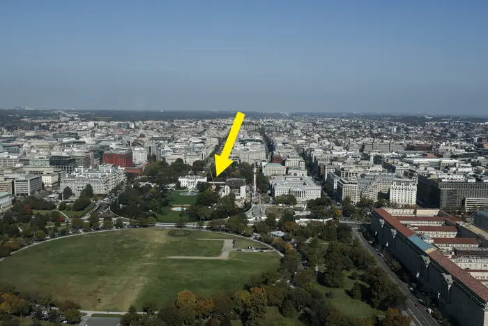 Luftfoto av et bybilde med en stor park med omkringliggende bygninger og fjern skyline