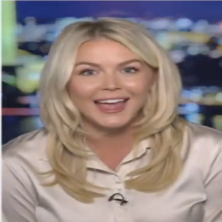 Person som smiler på et TV-apparat med en nattlig bybildebakgrunn
